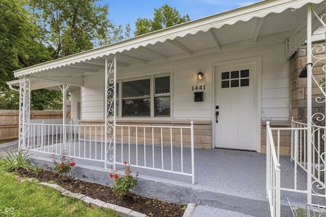 Photo - 1441 W Lynn Dr