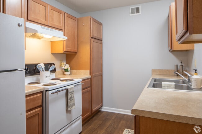3BR, 1BA - 875SF - Kitchen - Pine Forest Apartments