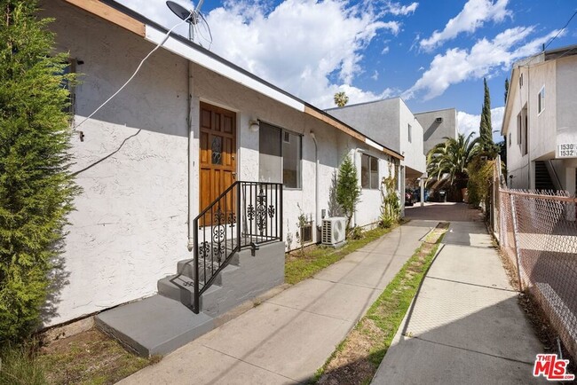 Photo - 1538 N Mariposa Ave
