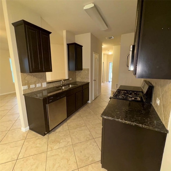 Photo - 208 Moulins Ln