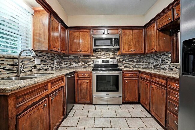 Building Photo - 1807 Saxony Ln