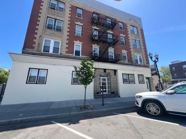 Building Photo - 7222 Broadway Unit 6