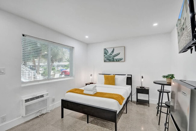 Building Photo - 906 N Riverside Dr Unit SI ID1504053P