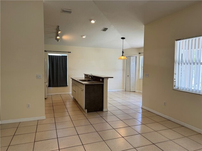 Photo - 1489 Whitmore St