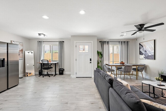 Photo - 1826 E Illini St Unit ID1244298P