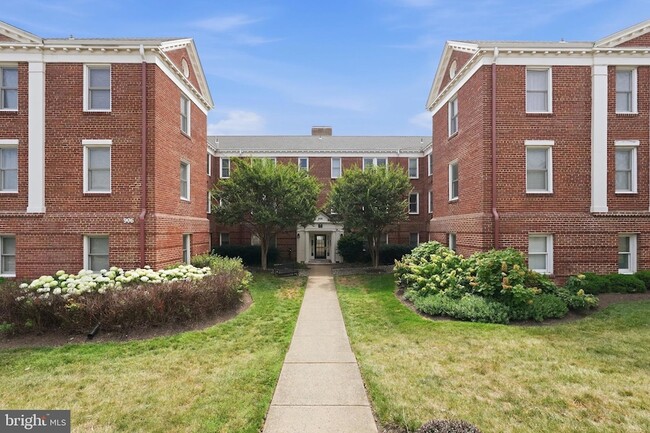 Building Photo - 906 S Washington St Unit 307