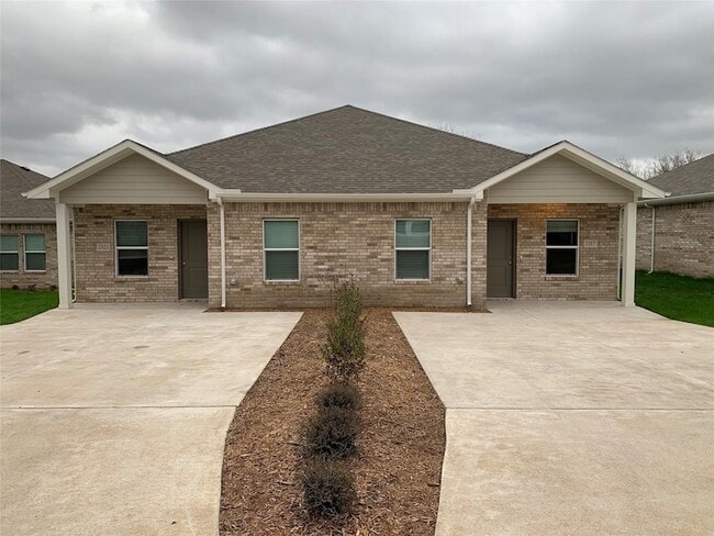 Building Photo - 2321 N Hickory St