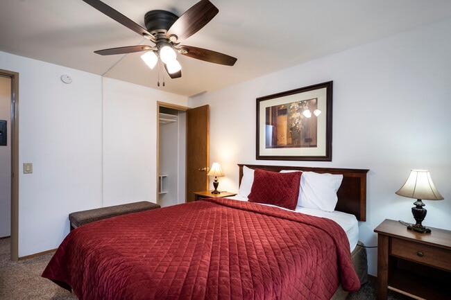 Queen Bed in all secondary bedrooms - Countryside Corporate Apartments