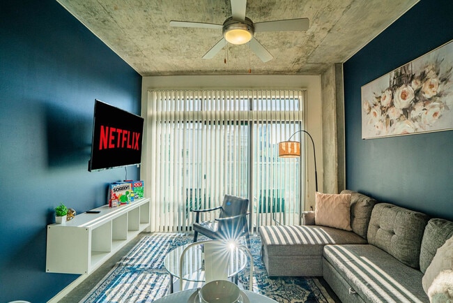 Building Photo - 333 E Roosevelt St Unit ID1263091P