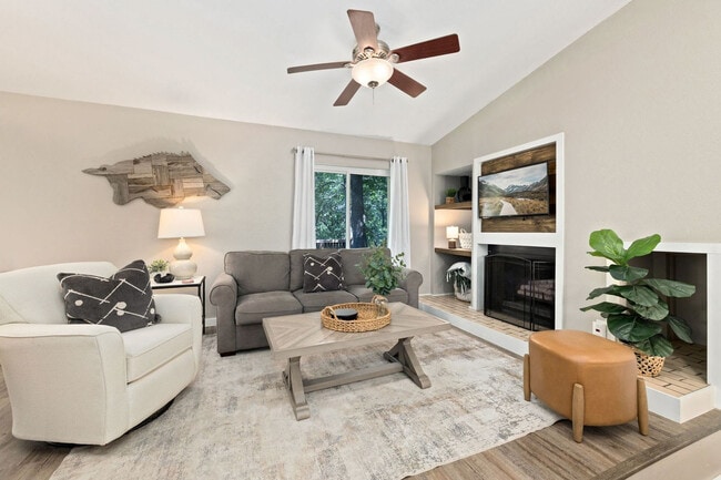 Building Photo - 931 N Lewis Ave Unit ID1261731P