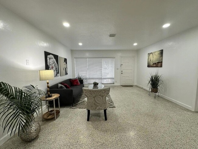 Photo - 950 E Dayton Cir