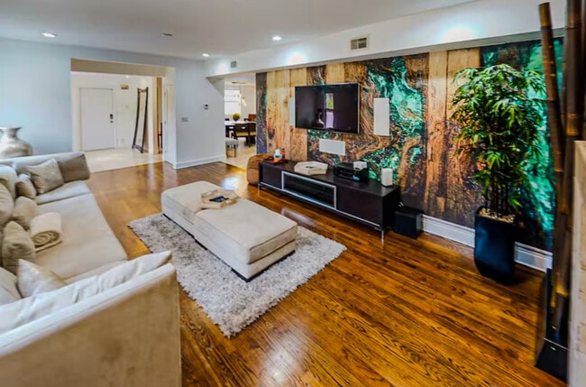 Building Photo - 200 NE 16th Ave Unit ID1369656P