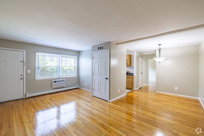 1BR, 1BA - 750SF - Living Room/Dining Room - MEADOWBROOK GARDENS APARTMENTS