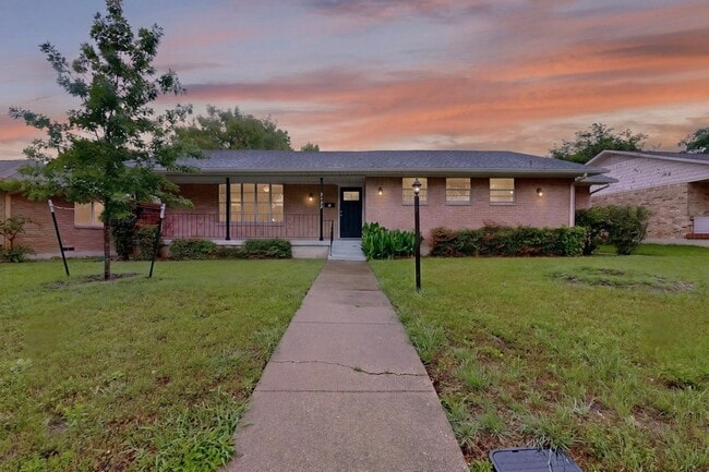 Building Photo - 2522 Pinebluff Dr