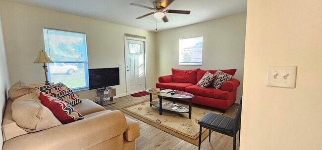 Photo - 323 Seminole Ct