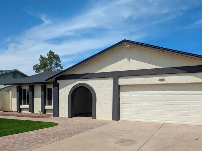 Building Photo - 1016 W Manhatton Dr