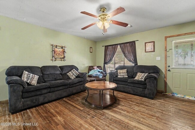 Photo - 569 Mable St
