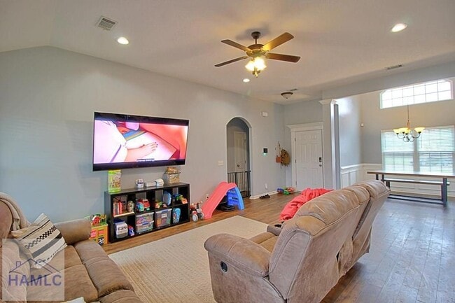 Photo - 452 Huntington Dr