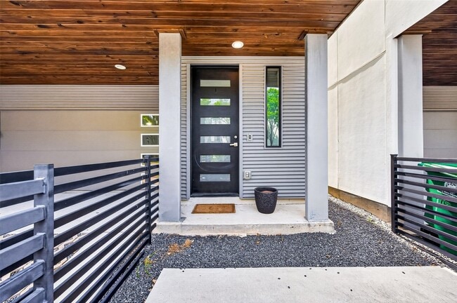 Photo - 607 Memorial Heights Dr