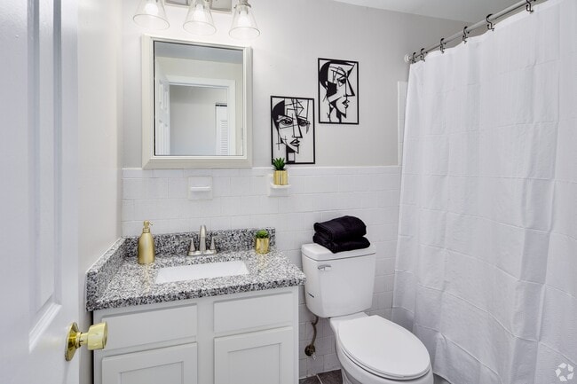 Photo - Finian's Court Apartments