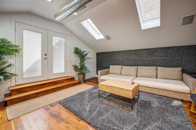 Photo - 1519 W Superior St Unit ID1255747P