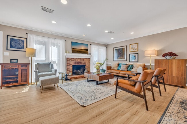 Building Photo - 586 St James Walk SE Unit SI ID1609582P