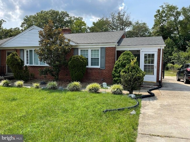 Building Photo - 5901 Middleton Ln