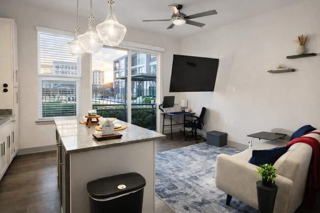 Building Photo - 900 Lake Carolyn Pkwy Unit SI FL1-ID1579400P