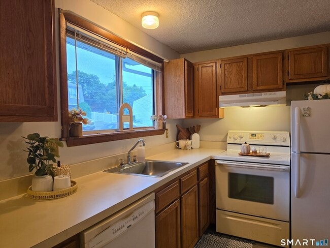 Photo - 1568 Meriden Rd