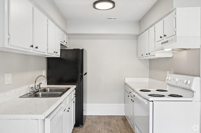 2BR, 1.5BA - 1,016SF - Kitchen - Ridge Apartments