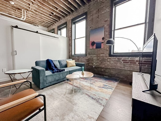 Building Photo - 403 W 4th St N Unit SI ID1534861P