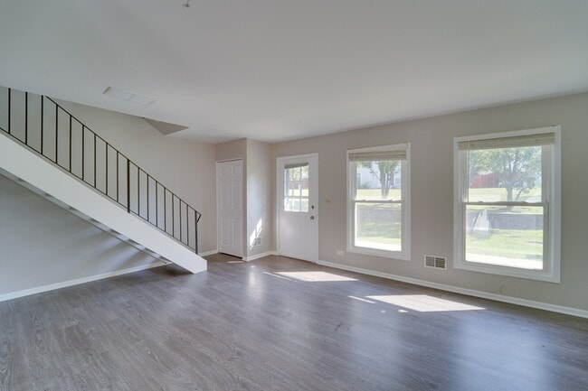 Photo - 1883 Jamestown Cir