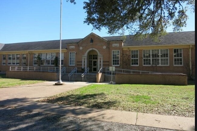 Photo - 511 Ellwood Terrace Ln