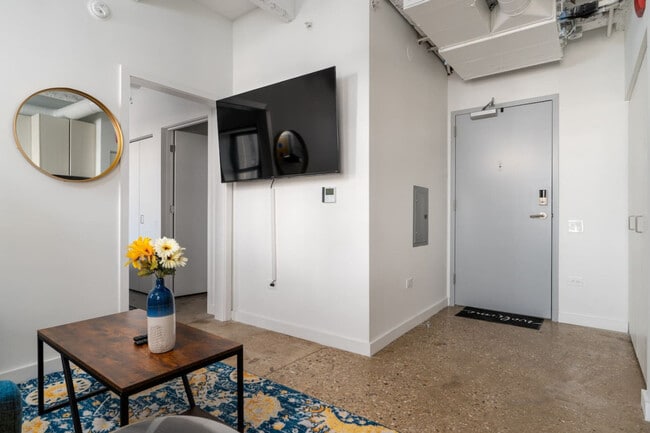 Building Photo - 1049 W Lawrence Ave Unit ID1058522P