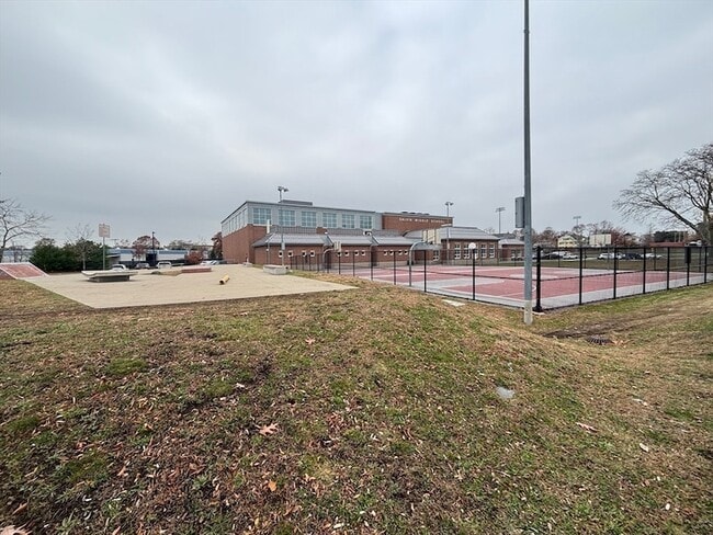 Building Photo - 554 Main St Unit 2