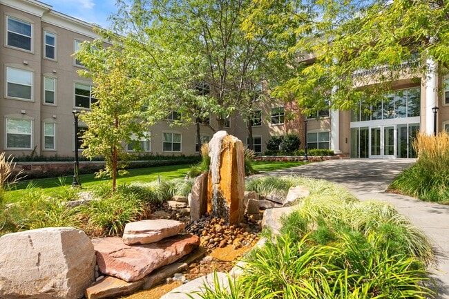 Building Photo - Colonial Court Apartments