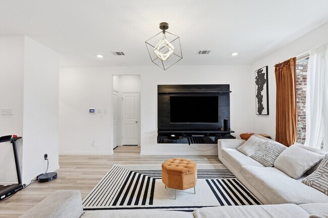 Photo - 1728 Pegasus Dr