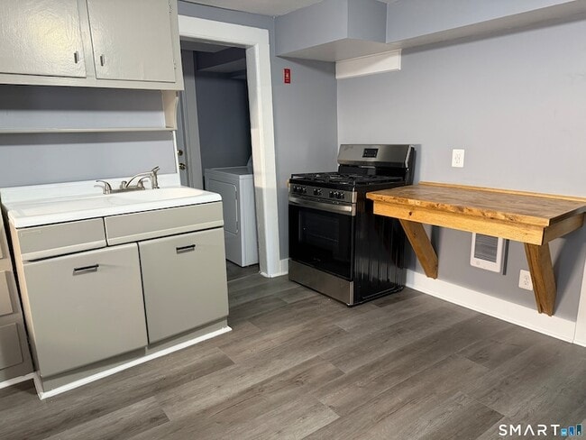 Photo - 106 Rockwell St