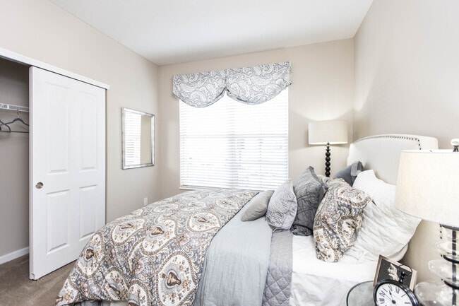 2BR, 2BA - 904 SF - The Greyson