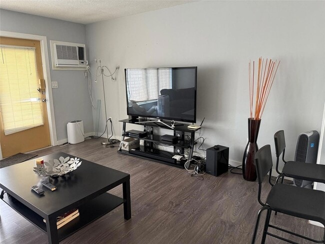 Building Photo - 1110 N Riverside Dr Unit 9