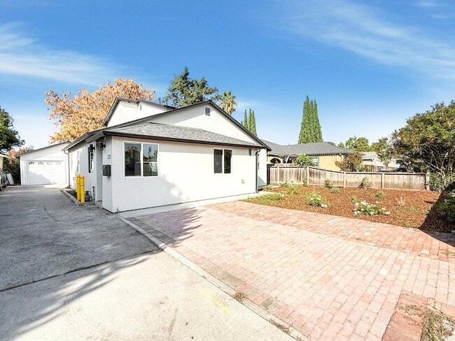 Photo - 2229 Pulgas Ave