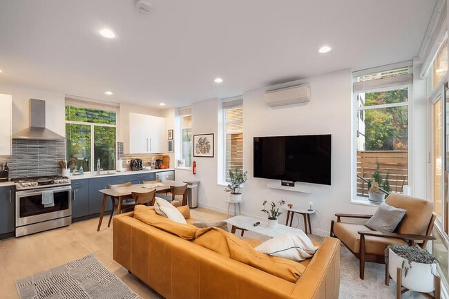 Building Photo - 673 Belmont Pl E Unit ID1035944P