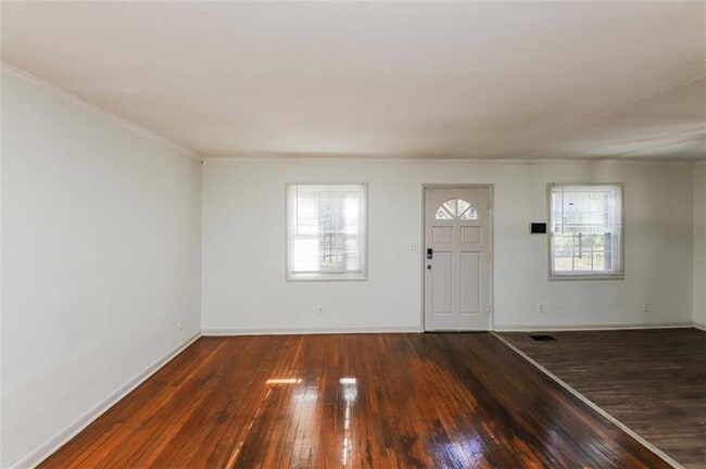 Photo - 210 Oak Dr SE