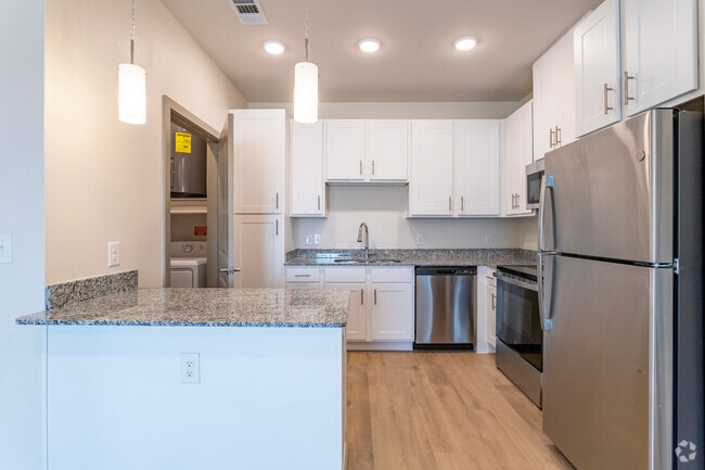 Studio, 1BA - 557SF - Kitchen - Woodview