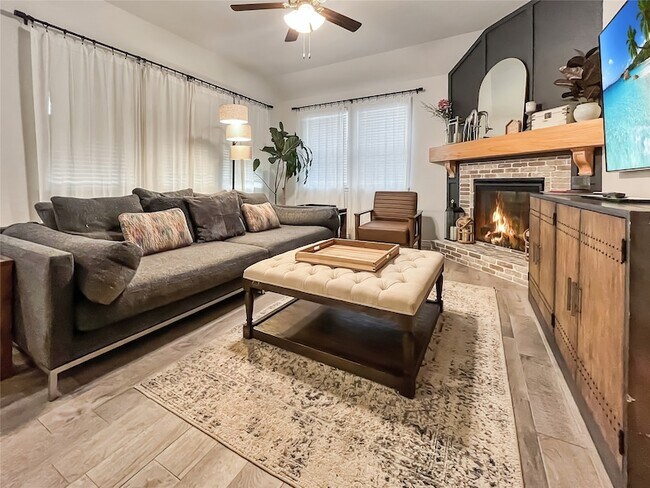 Photo - 11229 Yellow Rose Wy