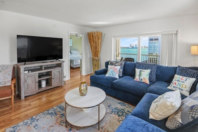 Building Photo - 2936 Lake Shore Dr Unit 310