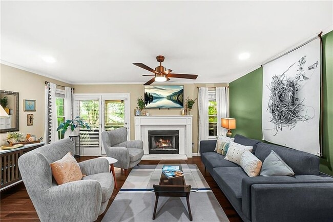 Photo - 404 McGill Pl NE