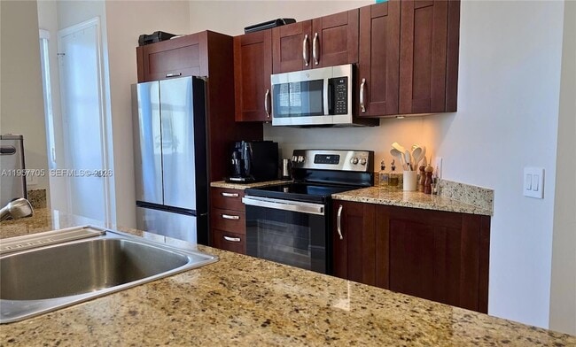 Building Photo - 20000 E Country Club Dr Unit 402