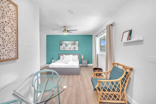 Building Photo - 261 SW 15th St Unit ID1031182P