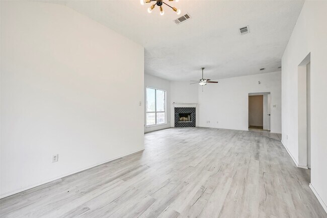 Photo - 809 Elbe Dr